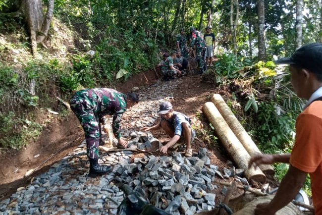 Danramil Beserta Babinsan Dan Warga Gotong Royong Membuat Jalan Usaha Tani
