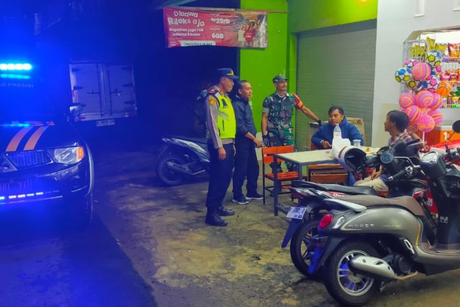 Mewakili Danposramil Pagedongan Babinsa Bersama Kapolsek Dan Anggota Bhabinkamtibmas Melaksanakan Patroli Malam