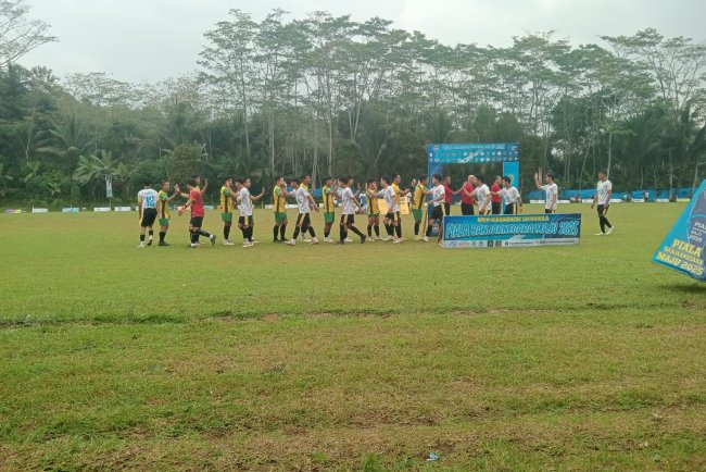 Babinsa Dan Bhabinkamtibmas Melaksanakan Pengamanan Turnamen Sepakbola