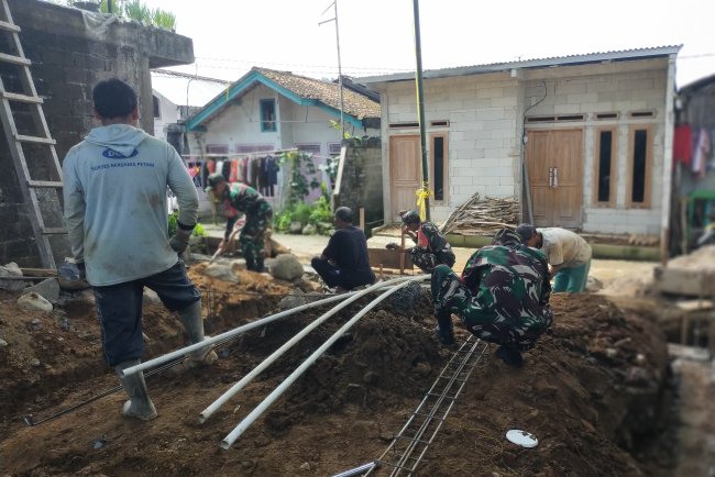 Babinsa Koramil 16 Pejawaran dan Masyarakat Kompak Selesaikan RTLH