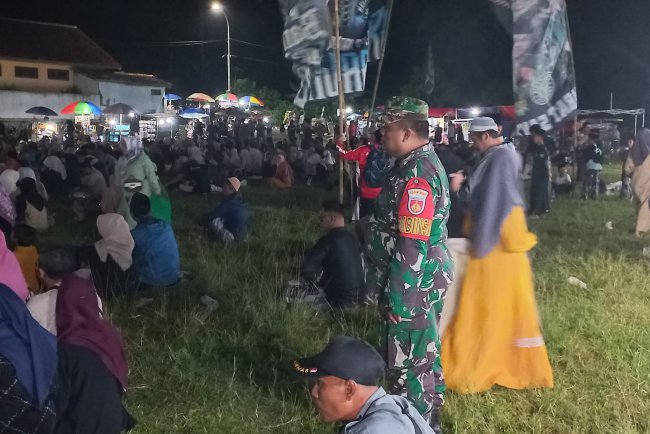 Babinsa Pimpin Anggota Satlinmas Kawal Kegiatan Sholawat Di Desa Binaan