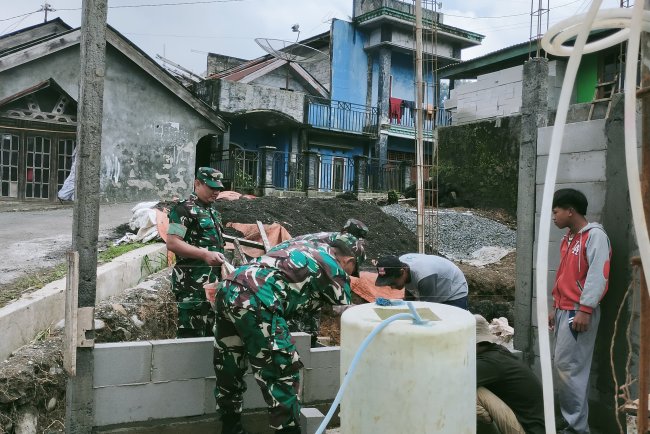 Kebersamaan TNI dan Warga Gotong Royong Bangun Harapan di Pejawaran