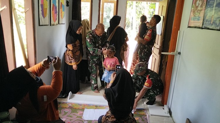 Danposramil Pagedongan Bersama Anggota Babinsa Melaksanakan Pendampingan Posyandu