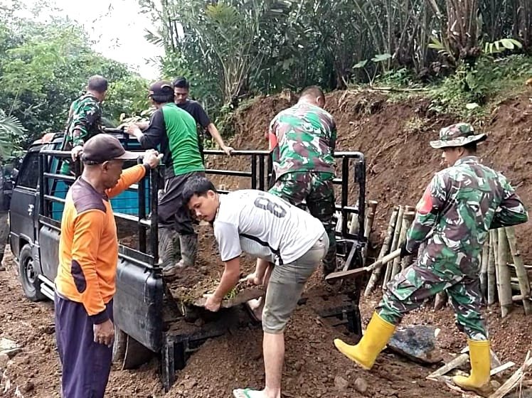 Babinsa Sigap Bantu Warga Binaan Buka Jalan Baru Akibat Pergerakan Tanah di Banjarnegara