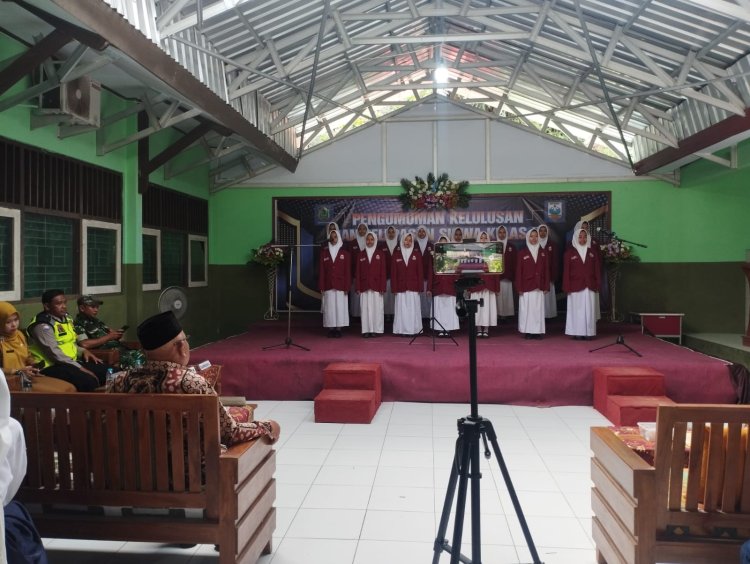 Babinsa 01 Mewakili Danposramil Hadiri Pelaksanaan kegiatan Pengumuman Kelulusan Dan Pelepasan Siswa SMP N 1 Pagedongan