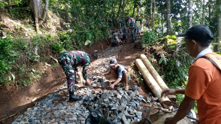 Danramil Beserta Babinsan Dan Warga Gotong Royong Membuat Jalan Usaha Tani