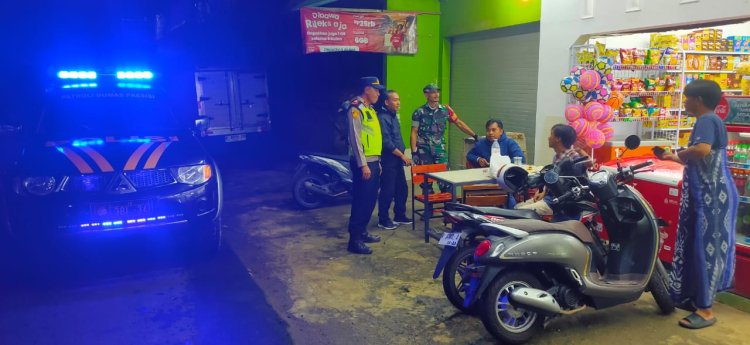 Mewakili Danposramil Pagedongan Babinsa Bersama Kapolsek Dan Anggota Bhabinkamtibmas Melaksanakan Patroli Malam