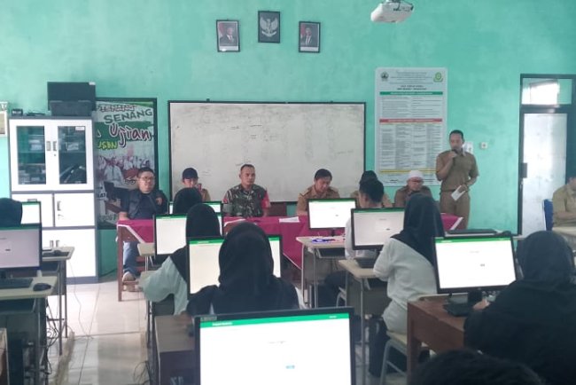 Babinsa Koramil 04 Karangkobar Pantau Langsung Ujian Calon Perangkat Desa Karangkobar