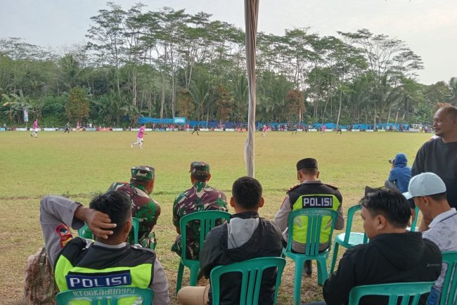 Danposramil Pagedongan  Pantau Terus Jalannya Pertandingan Sepak Bola Banjarnegara Maju