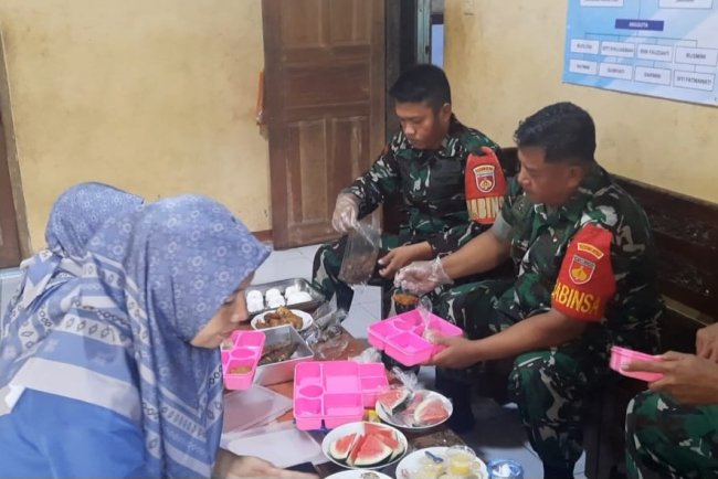 Peduli Generasi Sehat Koramil 03 Wanadadi Dampingi Program PMT untuk Tekan Stunting di Desa Kasilib