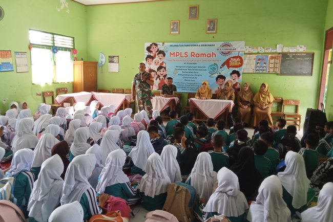 Babinsa Memberikan Wasbang dan Pelatihan Baris Berbaris 