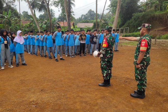 Bangun Karakter Sejak Dini Babinsa Koramil Wanadadi Latih Disiplin Siswa MTs Cokroaminoto