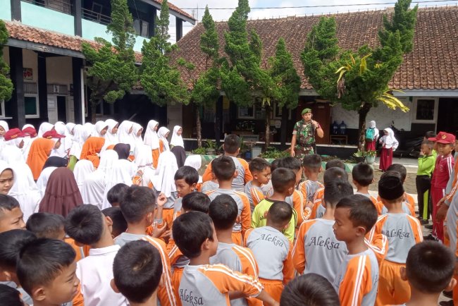 Ini Pesan Babinsa Koramil 04 Karangkobar Saat MPLS SD Negeri 1 Leksana