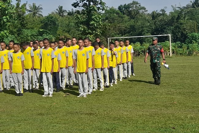 Babinsa Koramil Susukan Latih PBB, Tanamkan Disiplin dan Nasionalisme Sejak Usia Dini