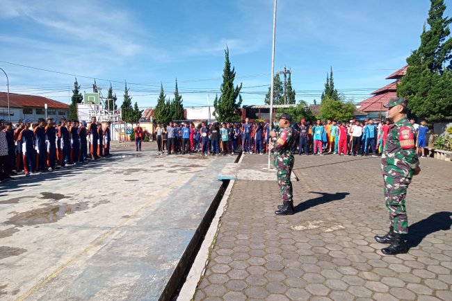Tanamkan Disiplin dan Wawasan Bahaya Napza Babinsa Batur Hadir di Tengah MPLS SMPN 1 Batur