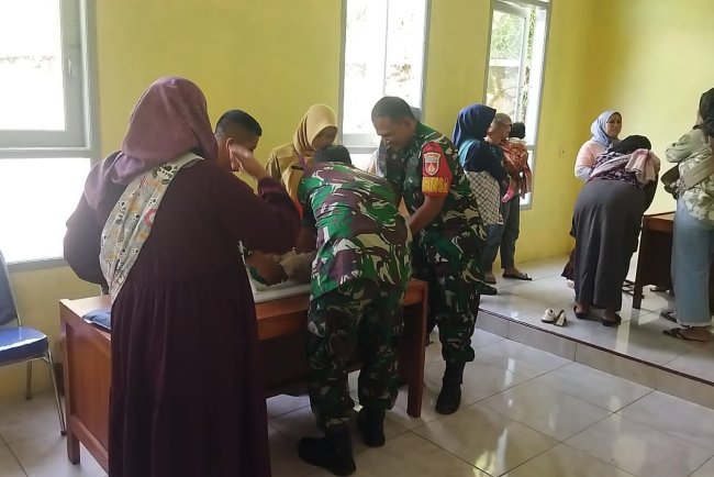 Danramil Karangkobar Dampingi Kegiatan Posyandu Wujud Kepedulian TNI pada Kesehatan Warga
