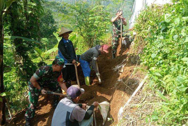 Gotong Royong Babinsa dan Warga Bangun Talud Antisipasi Longsor di Desa Sampang