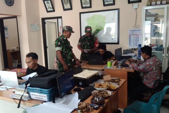 Babinsa Koramil 04 Karangkobar Giat Puldata Ter Bersama Perangkat Desa Sampang