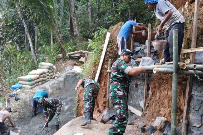 Danramil Dan Babinsa Turut Serta membantu pembuatan  penyanggah Pipa irigasi pasca longsor