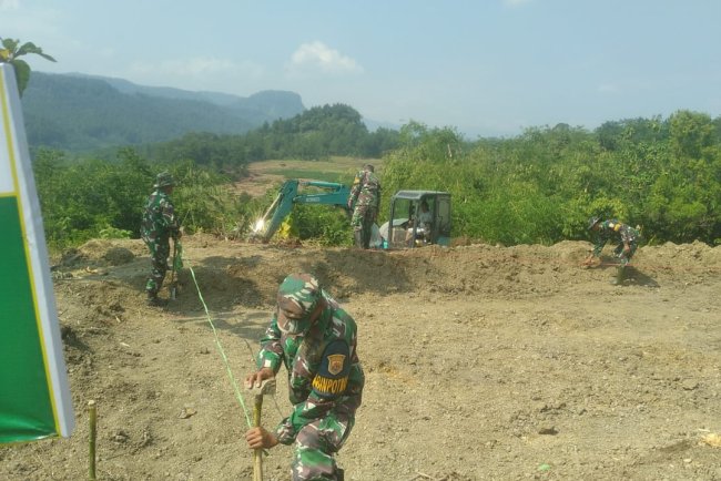 Satgas TMMD Reguler ke-125 Kodim 0710 Pekalongan Mulai Penataan Lahan Sekolah Satu Atap di Desa Windurojo