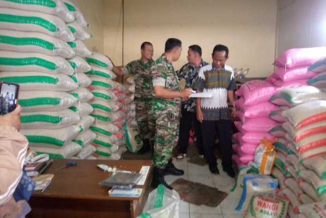 Babinsa Koramil 04 Karangkobar Bersama Pegawai Pasar Karangkobar Cek Stok  Beras di Gudang Toko Ummu