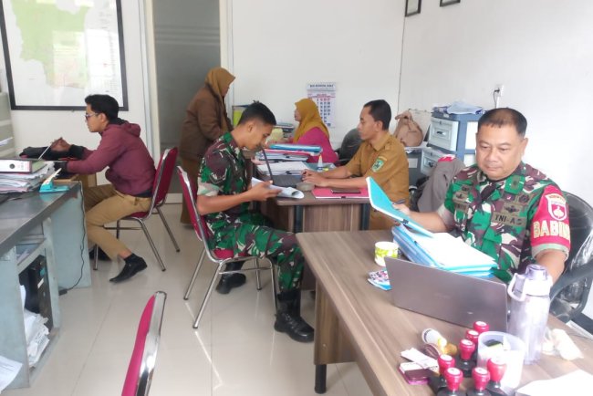 Lakukan Puldatater Babinsa Koramil 04 Karangkobar Jalin Komsos Dengan Perangkat Desa Leksana