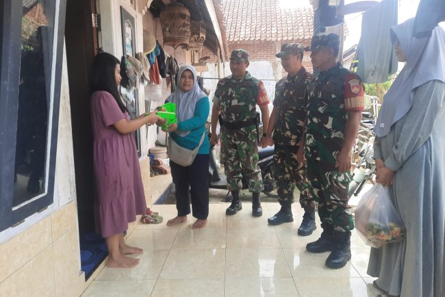 Babinsa Dampingi Program PMT untuk Cegah Stunting di Desa Karangjambe