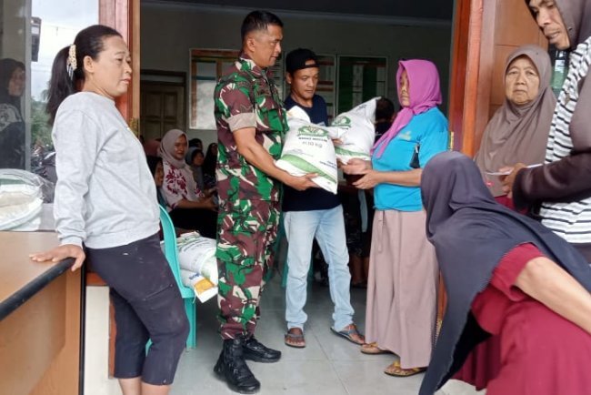Babinsa Melaksanakan Pendampingan Penyaluran Bantuan Pangan berupa Beras
