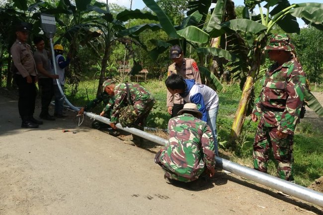 Satgas TMMD Mulai Bergerak Pasang Tiang Lampu PJU di 6 Titik Desa Windurojo