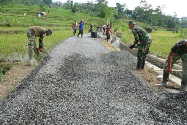 Petani Desa Windurojo Bersyukur Jalannya Dibangun TMMD