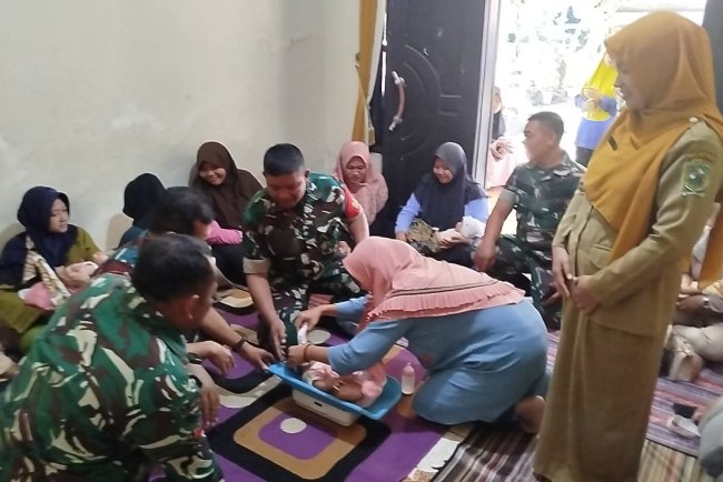 TNI Hadir di Tengah Posyandu Satukan Langkah Cegah Stunting di Desa Susukan