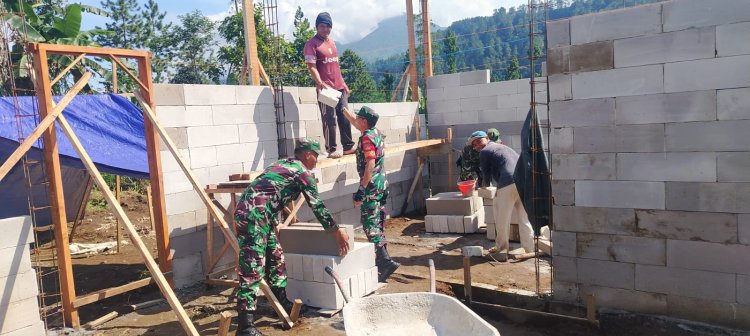 TNI dan Warga Bergotong Royong Bangun Harapan Lewat RTLH di Desa Wanayasa