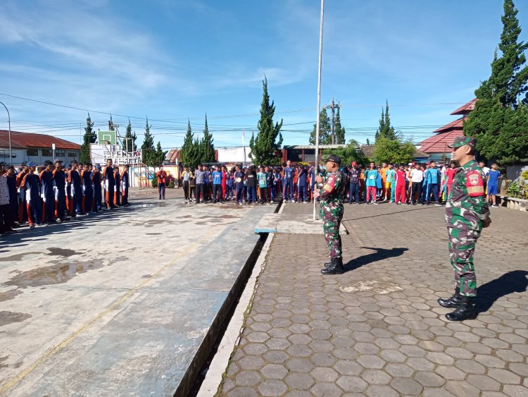 Tanamkan Disiplin dan Wawasan Bahaya Napza Babinsa Batur Hadir di Tengah MPLS SMPN 1 Batur