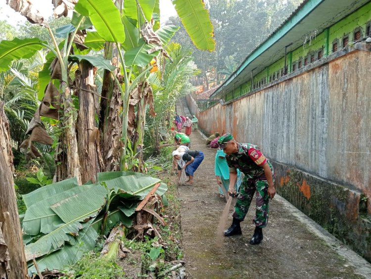 Babinsa Bersama Warga Bergotong royong Membersihkan jalan dan Parit