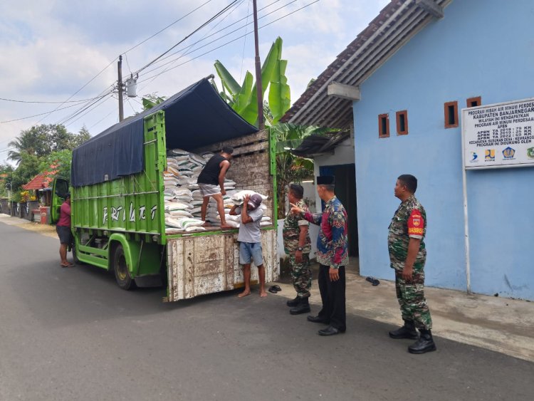 Babinsa koramil 09 susukan selalu siap dalam penanganan pendistribusian Beras dari Bulog ke Desa Binaan