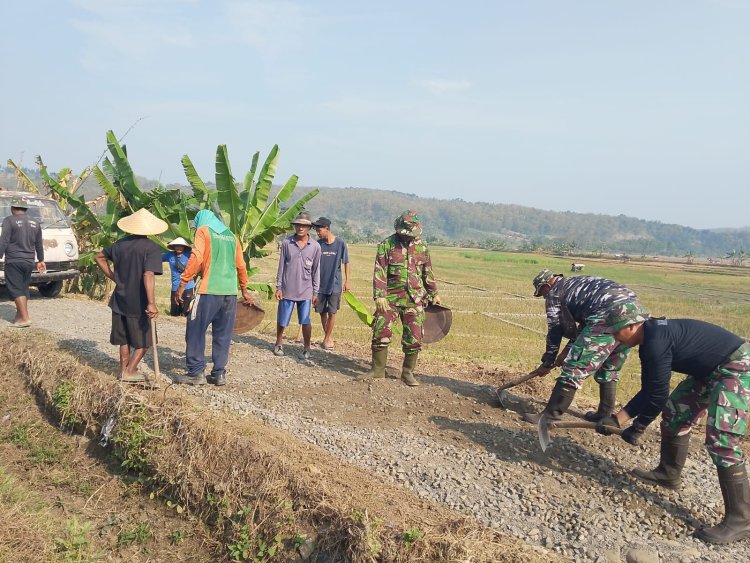 Cuaca Panas Menambah Semangat Satgas TMMD Reguler 125 di Desa Windurojo Pekalongan