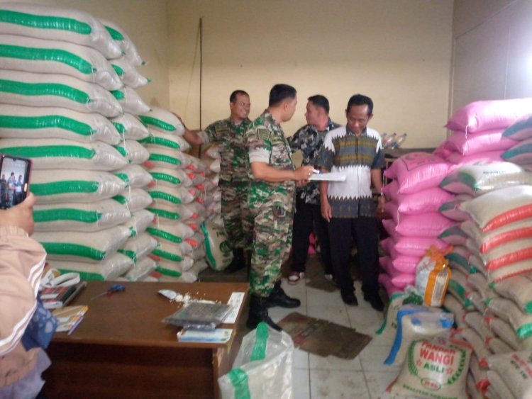 Babinsa Koramil 04 Karangkobar Bersama Pegawai Pasar Karangkobar Cek Stok  Beras di Gudang Toko Ummu