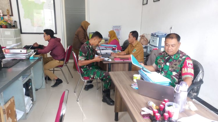 Lakukan Puldatater Babinsa Koramil 04 Karangkobar Jalin Komsos Dengan Perangkat Desa Leksana