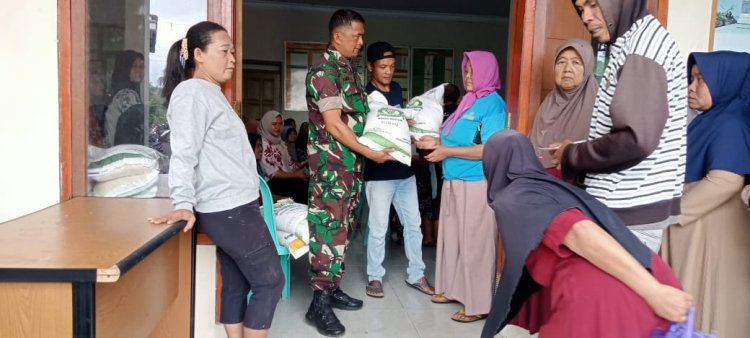 Babinsa Melaksanakan Pendampingan Penyaluran Bantuan Pangan berupa Beras