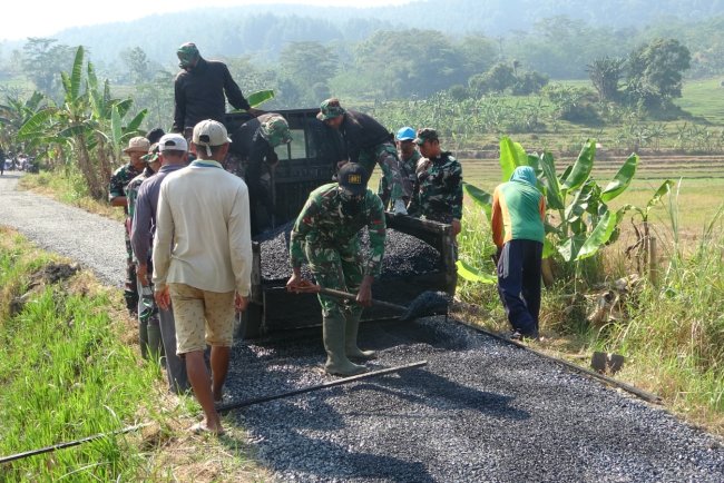 TMMD Reguler ke-125 TA 2025 Kodim 0710 Pekalongan Fokuskan Pengaspalan Jalan di Desa Windurojo