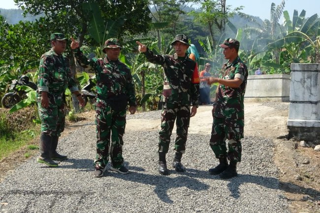 Dansatgas TMMD Pimpin Pengaspalan Jalan Di Desa Windurojo