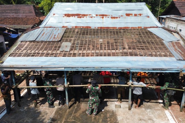 Gotong Royong Luar Biasa Satgas TMMD Reguler 125 Bersama Warga Pindahkan 3 Rumah Dengan Cara digotong