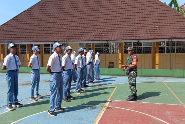 Bentuk Karakter Dan Disiplin Siswa  Babinsa Berikan Materi PBB Pada Siswa Siswi SMA N 1 Karangkobar