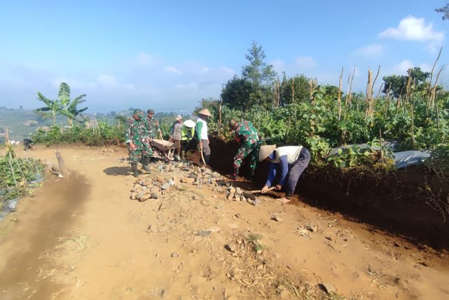 Sukseskan Program Unggulan KASAD Babinsa Koramil 16/Pejawaran Melaksanakan Karya Bakti Pengecoran Jalan Bersama Warga