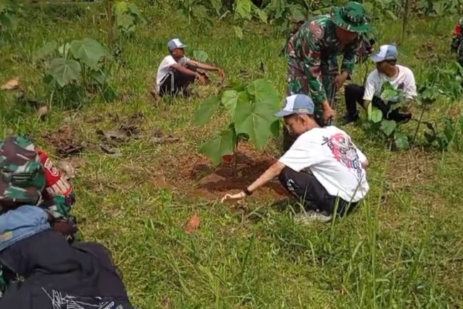 Penyulaman Tanaman Jabon Dalam Program Penghijauan Di Kecamatan Wanadadi