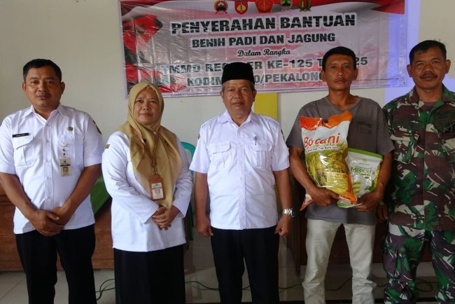 Dinas Ketahanan Pangan dan Pertanian Kabupaten Pekalongan Salurkan Bantuan Benih Padi dan Jagung untuk Petani Desa Windurojo
