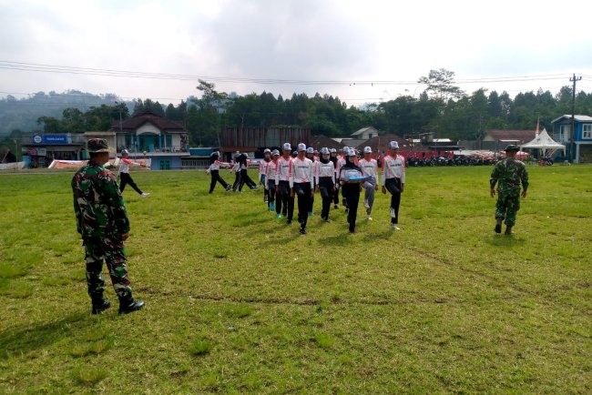 Jelang HUT RI Ke 80 Babinsa Bersama Babinkamtibmas Karangkobar Latih Paskibra Tingkat  Kecamatan
