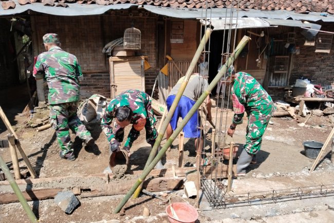 Koramil 08 Purwanegara Bersama Warga Gotong Royong Rehab Rumah Warga