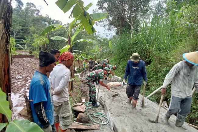 Danramil 06 Kalibening Bantu Warga Membuat Jalan Usaha Tani