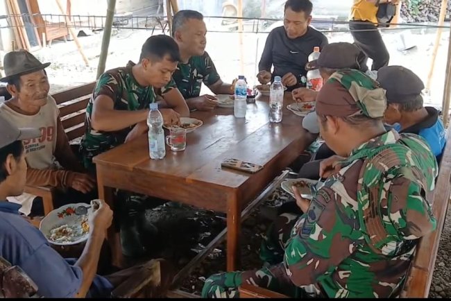 Satgas TMMD Reguler 125 Kodim 0710/Pekalongan Makin Akrab dengan Warga Desa Windurojo